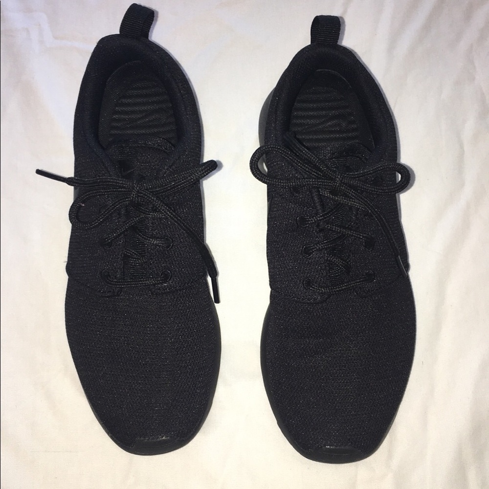 Women’s Nike Roshe One (Size 6)